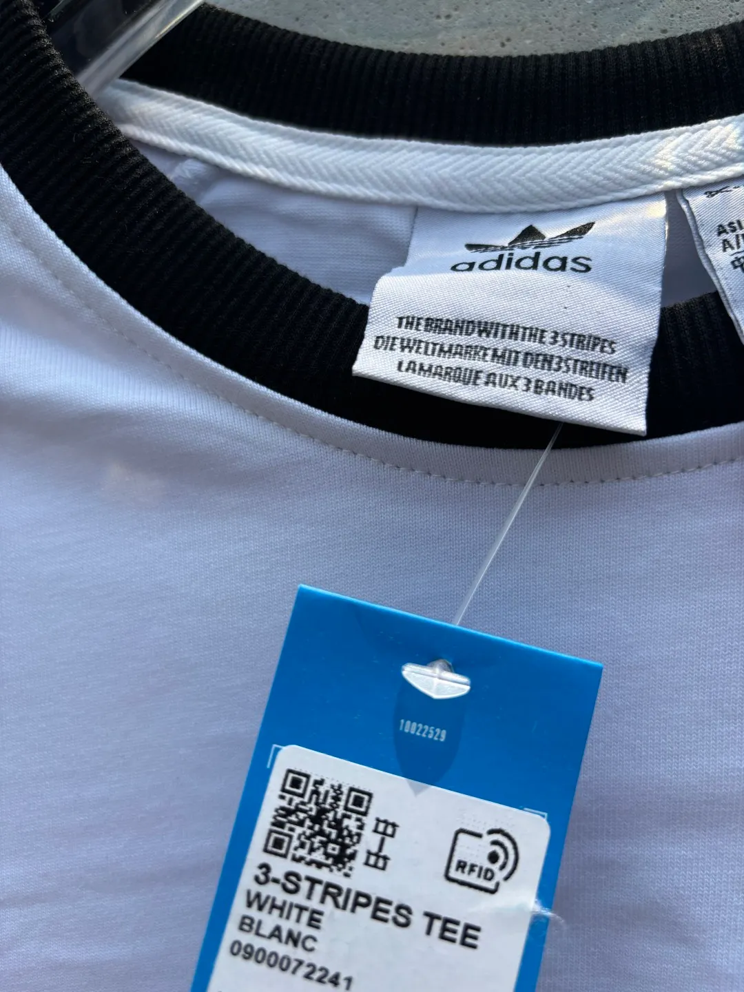 𝟬𝟱𝟰𝟰𝟲#Exclusive real shot/difference between various stolen pictures and online version on the market [𝗮𝗱𝗶𝗱𝗮𝘀 Adidas clover long-sleeved T-shirt, made of soft cotton fabric, skin-friendly, Breathable, super comfortable to wear. ✅Full set of 1:1 customized accessories ➕Customized three-label ➕𝗬𝘂𝗮𝗻 version of the hang tag ➕𝗹𝗼𝗴𝗼 packaging bag🔥 ➕Scan the tag to enter the official website. ✅Top version, ins Xiaohongshu Kuaishou Got something = lots of bloggers are wearing it. ✅Adidas’ absolute Hot Sale star Same Style Details are online, feel free to compare! The iconic clover logo embellishes the chest, highlighting the brand's charm. Fixed color and classic three-bar stripes, classic will never go out of style! Versatile is not picky, the original model is perfect for the upper body, so buy it with your eyes closed! ✅The striped elements on both sides of the sleeves add a sporty and fashionable feel, making it easily adaptable to various sports or daily leisure scenes. Whether you are running for fitness or hanging out on the street, it can keep you full of energy without losing the sense of fashion. ✅Complete sizes to meet the needs of different body shapes! Color; white with red Size S-3XL
